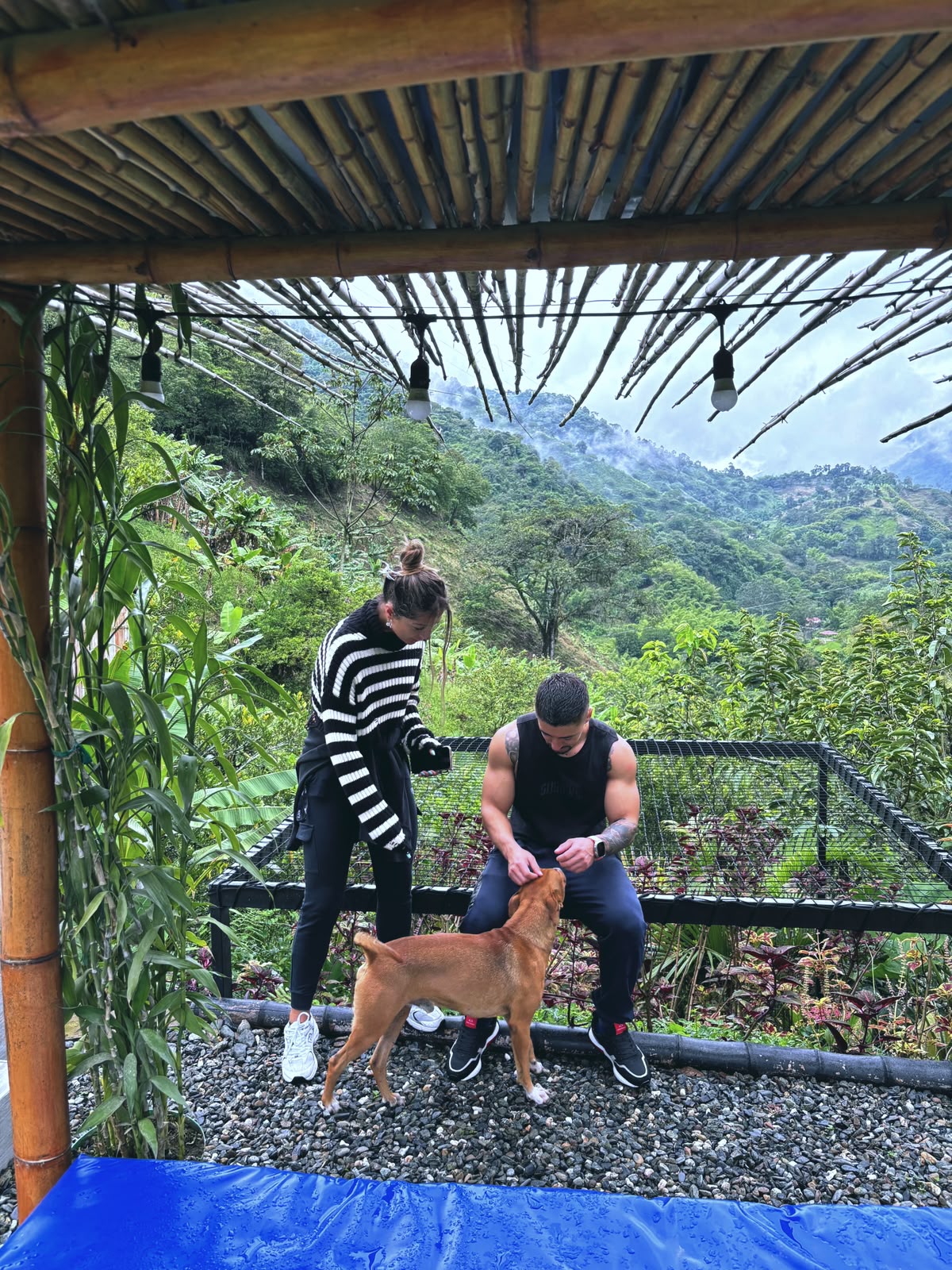 Huéspedes con su mascota en Finca Túquerrez