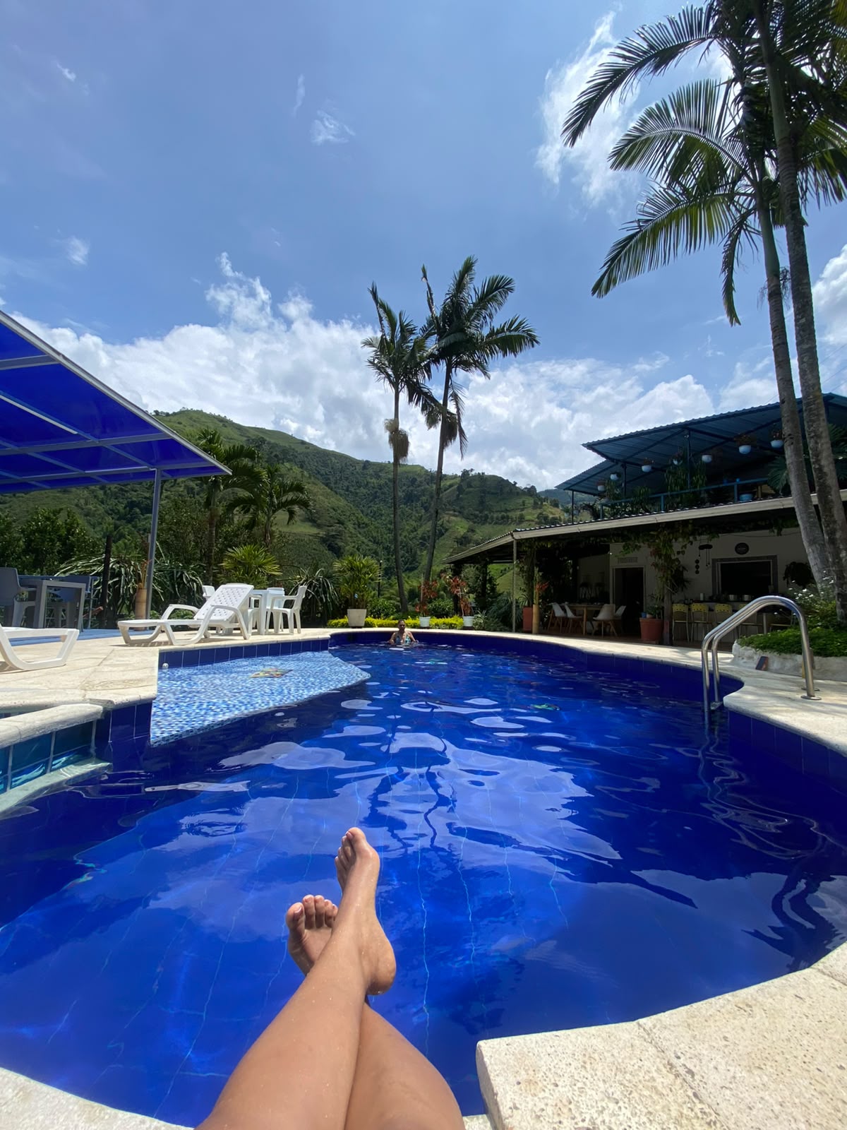 Piscina con vista a las montañas