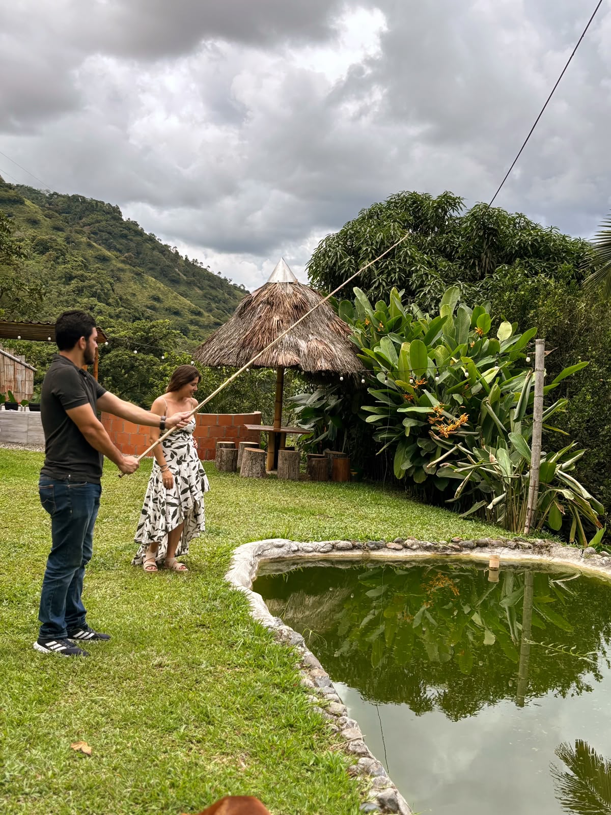 Lago de pesca con kiosco