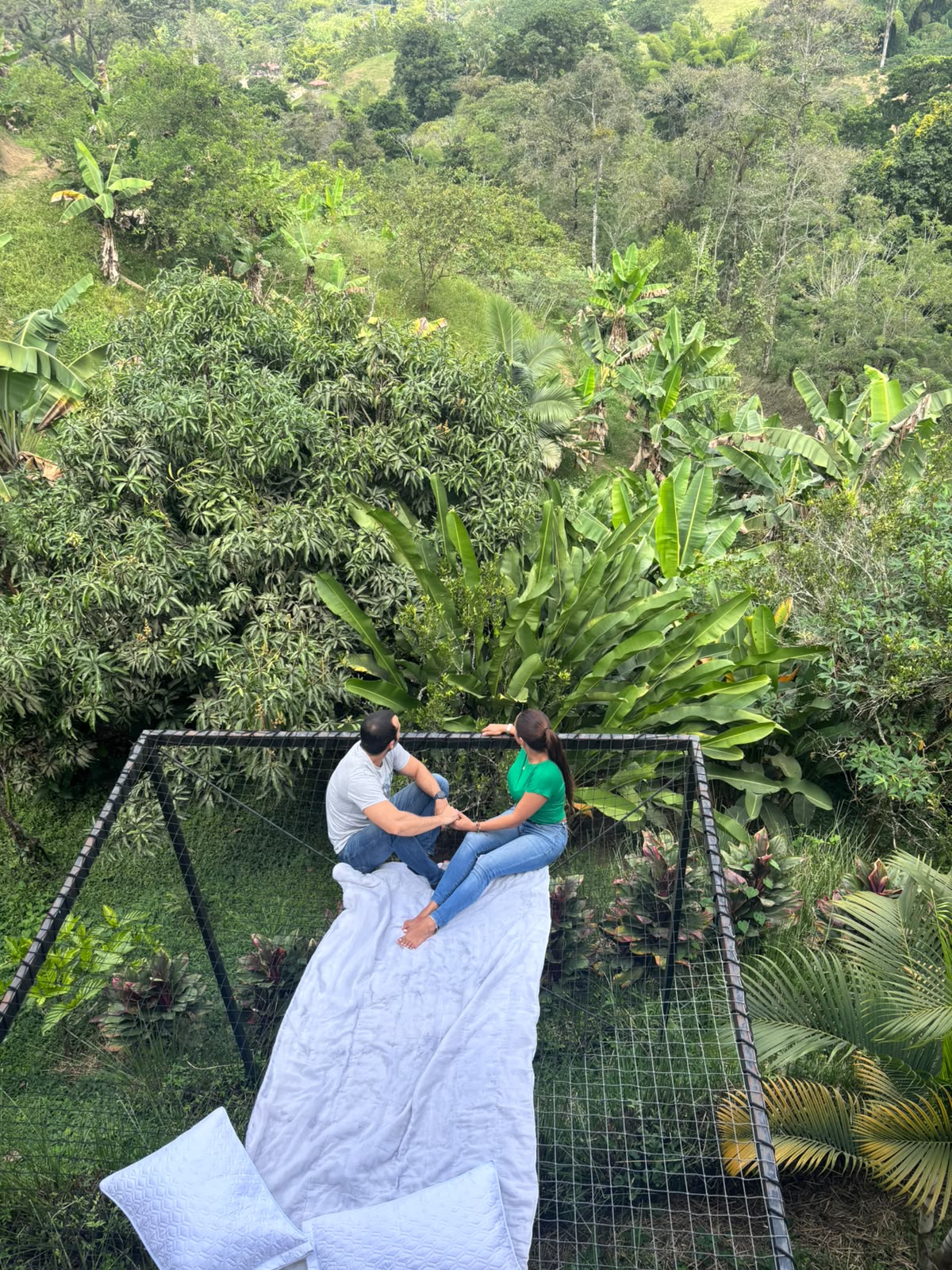 Pareja en el aro de fotos con vista al valle de Túquerrez